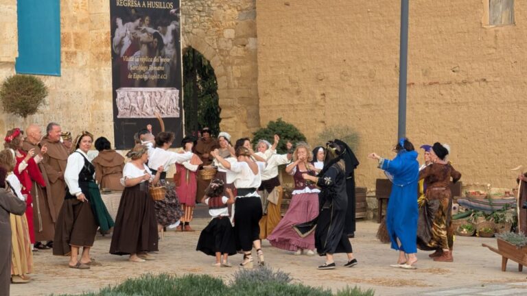 Vecinos de Husillos recrean escenas históricas en la plaza del pueblo