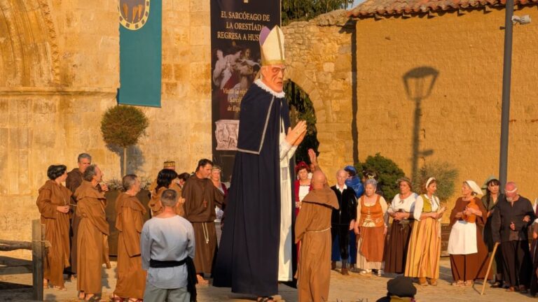 Representación histórica en Husillos con personajes vestidos de época