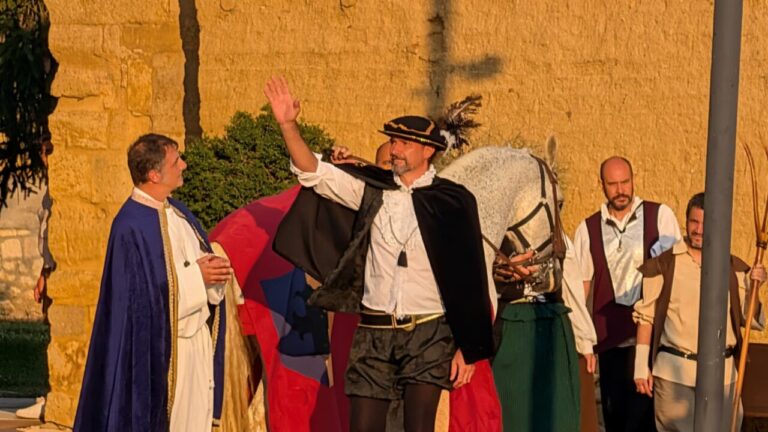 Representación histórica en Husillos con actores y un caballo
