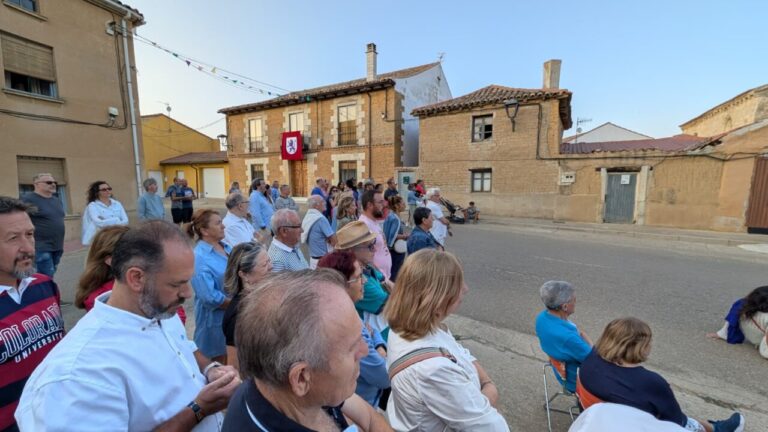 Vecinos de Husillos reunidos en una representación histórica en la calle.