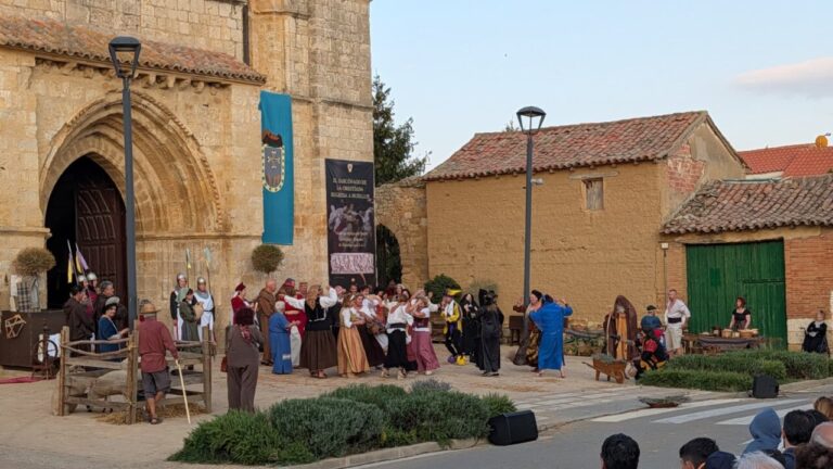 Representación histórica en Husillos con vecinos y trajes tradicionales