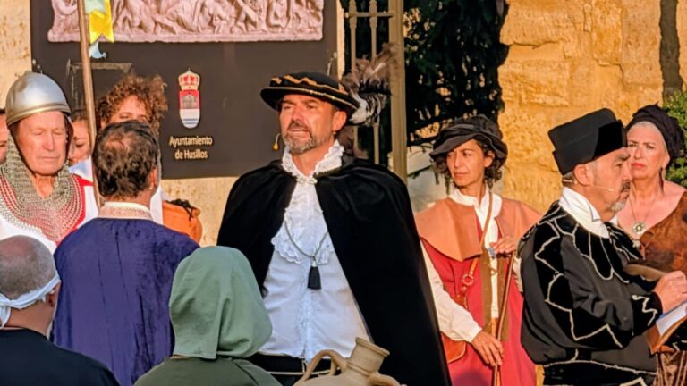 Vecinos de Husillos recrean escenas históricas en un evento cultural