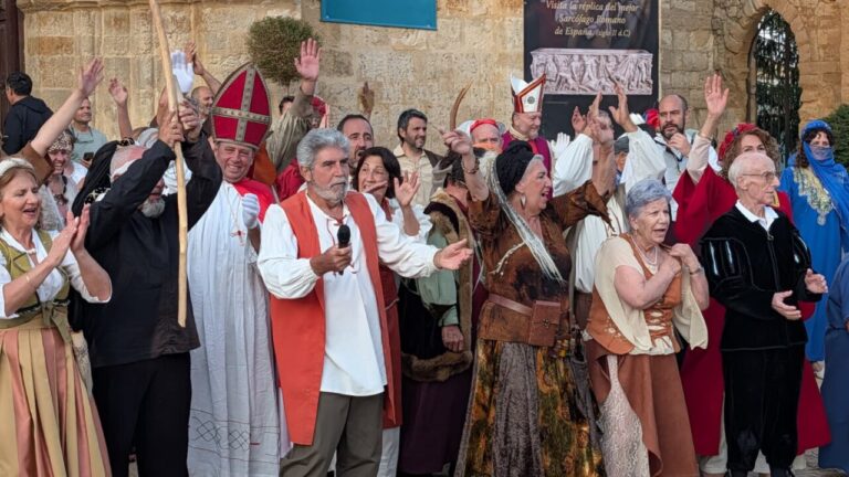 Vecinos de Husillos recrean escenas de su historia en un evento comunitario