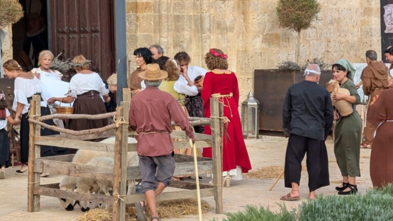 Vecinos de Husillos recreando escenas históricas en la plaza del pueblo