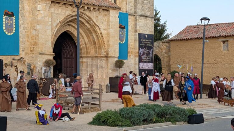 Representación histórica en Husillos con vecinos y trajes tradicionales