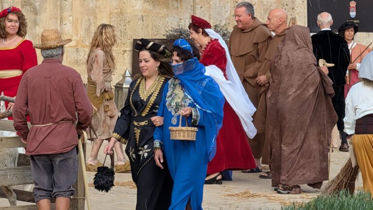 Vecinos de Husillos recrean escenas históricas en un evento comunitario