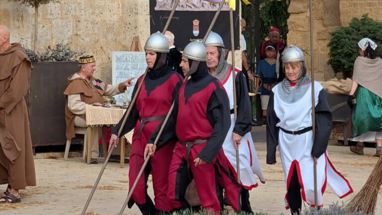 Vecinos de Husillos recrean escenas históricas con trajes medievales