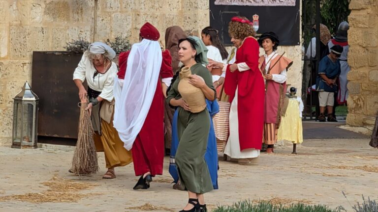 Vecinos de Husillos recrean escenas históricas en un evento cultural