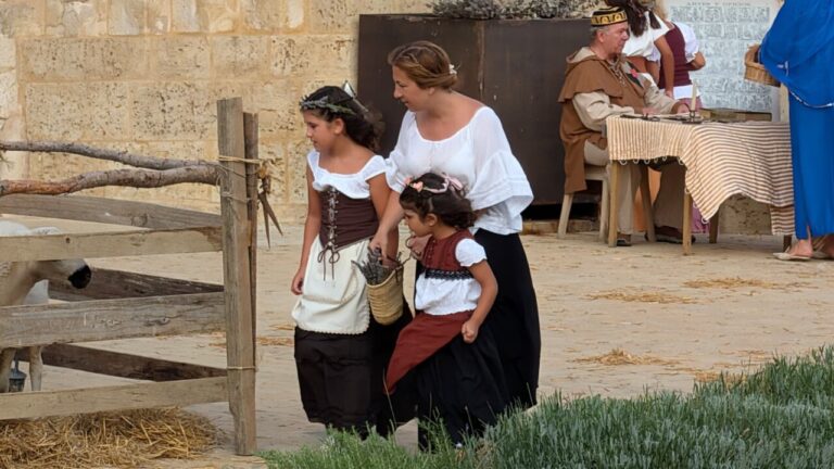 Vecinas de Husillos vestidas con trajes históricos durante una representación