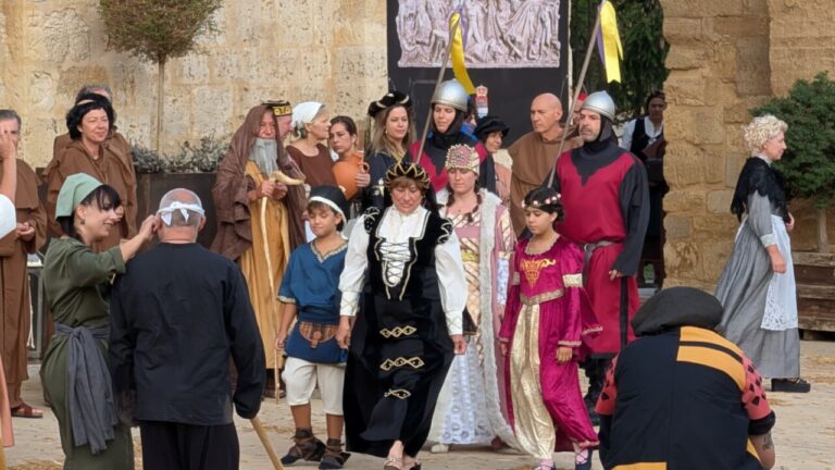 Vecinos de Husillos recrean escenas históricas en un evento comunitario