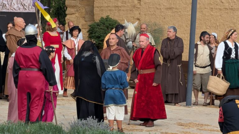 Vecinos de Husillos recrean escenas históricas en un evento comunitario
