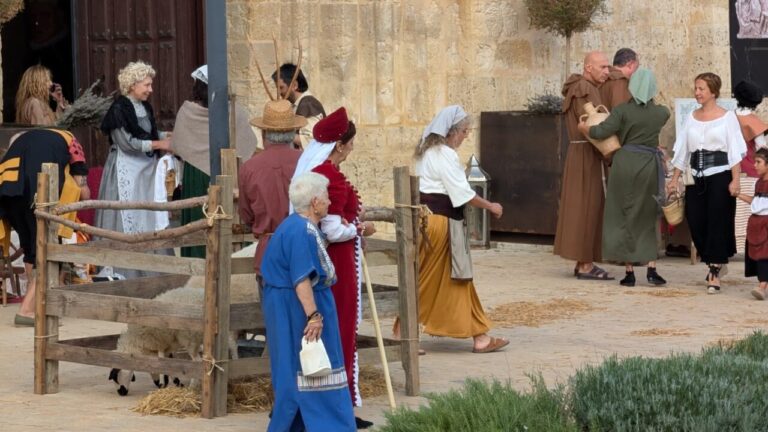 Vecinos de Husillos recrean escenas históricas en un evento comunitario