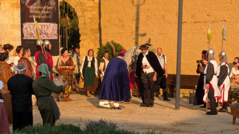 Recreación histórica en Husillos con vecinos participando en escenas del pasado