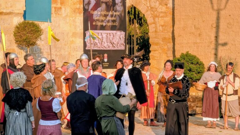 Recreación histórica en Husillos con vecinos y trajes tradicionales