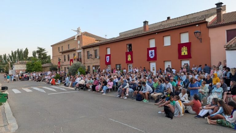 Vecinos de Husillos reunidos en una representación histórica al aire libre.