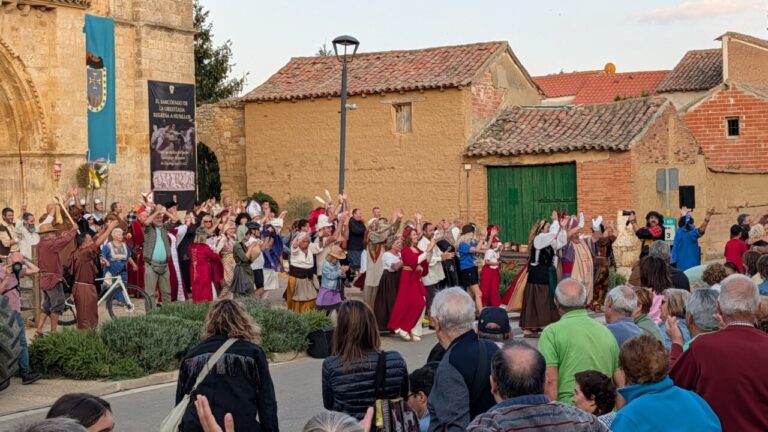 Recreación histórica en Husillos con vecinos participando en vestimentas tradicionales