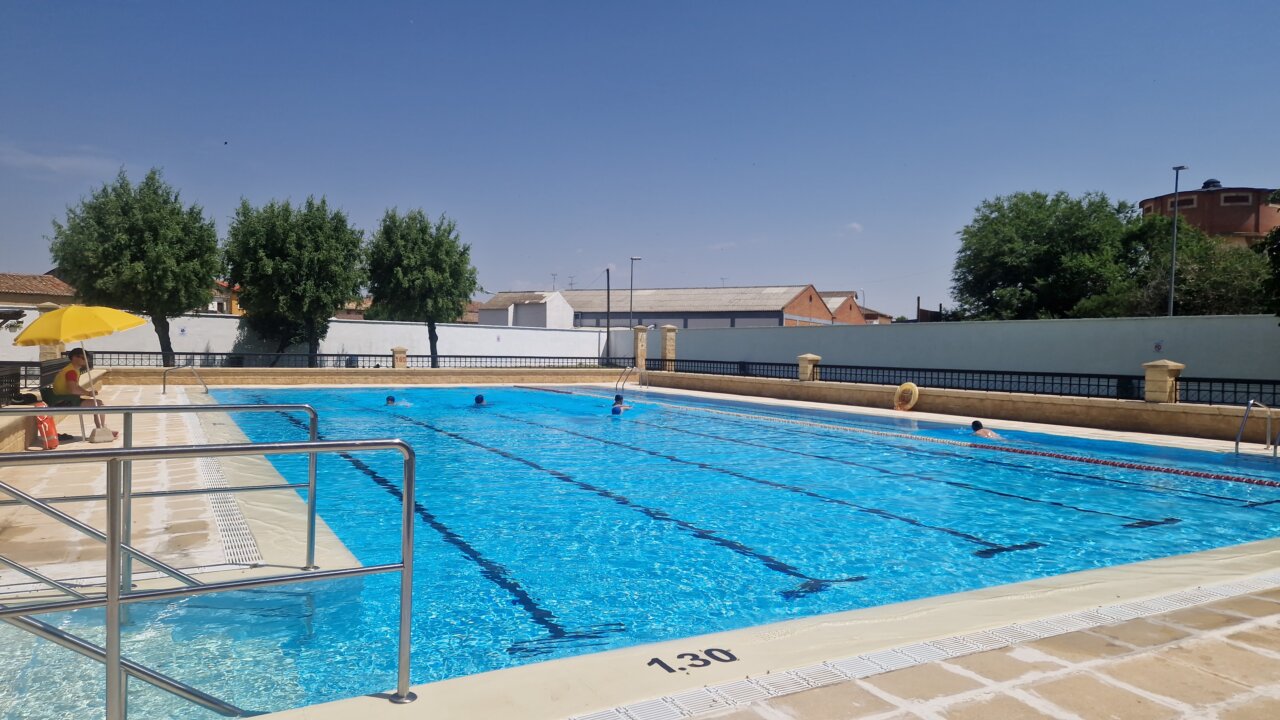 Vista de las piscinas municipales de Paredes de Nava en verano
