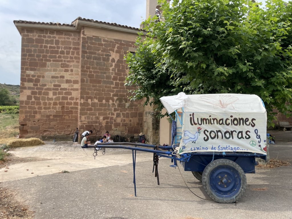 Carro decorado con el texto iluminaciones sonoras en el Camino de Santiago