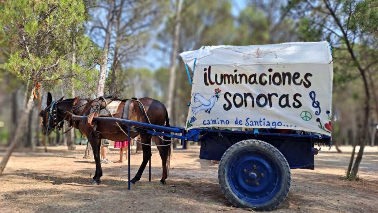 Carro con el texto iluminaciones sonoras en el Camino de Santiago