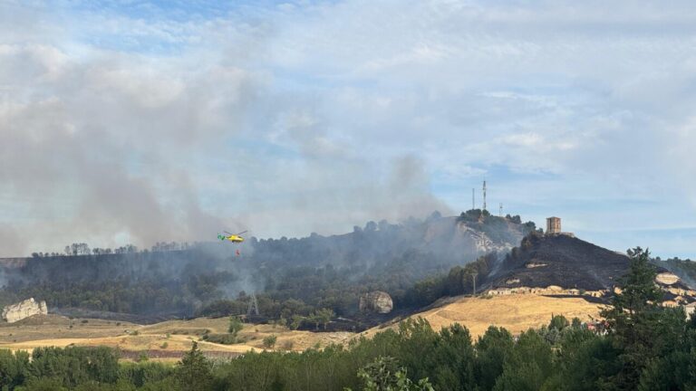 Helicóptero apagando incendio forestal en Tariego de Cerrato