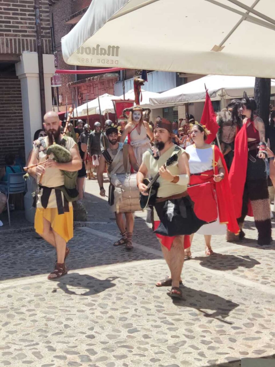 Participantes del Mercado Romano en Saldaña con vestimenta histórica