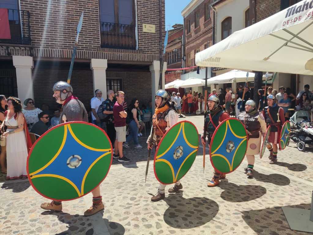 Recreación histórica del Mercado Romano en Saldaña con participantes en vestimenta romana