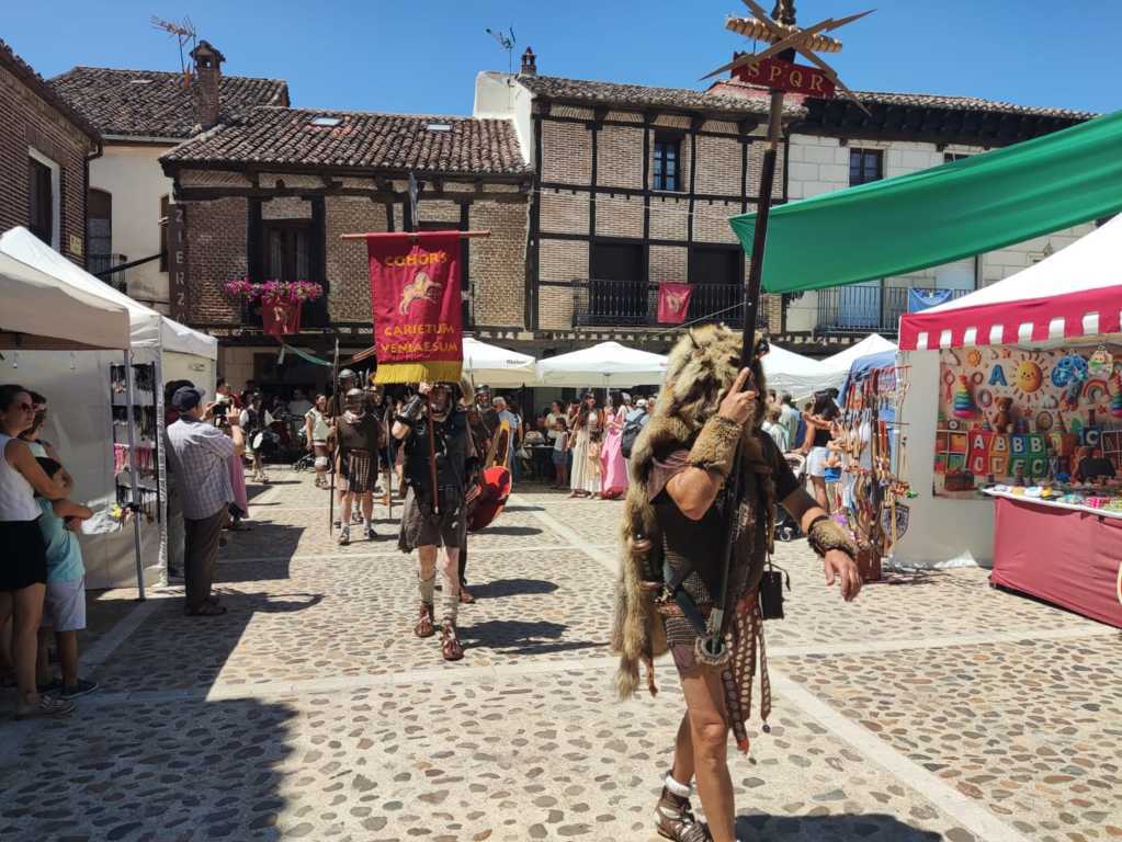 Recreación histórica en el Mercado Romano de Saldaña con participantes vestidos de romanos.
