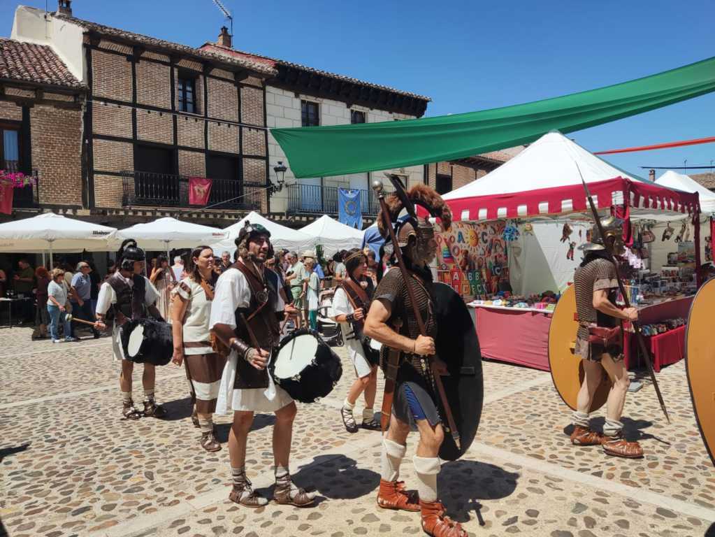 Recreación histórica en Saldaña con participantes vestidos de romanos