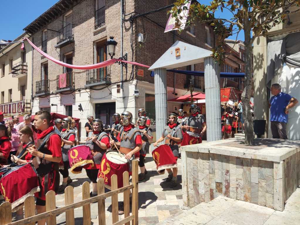 Participantes en el Mercado Romano de Saldaña con vestimenta histórica