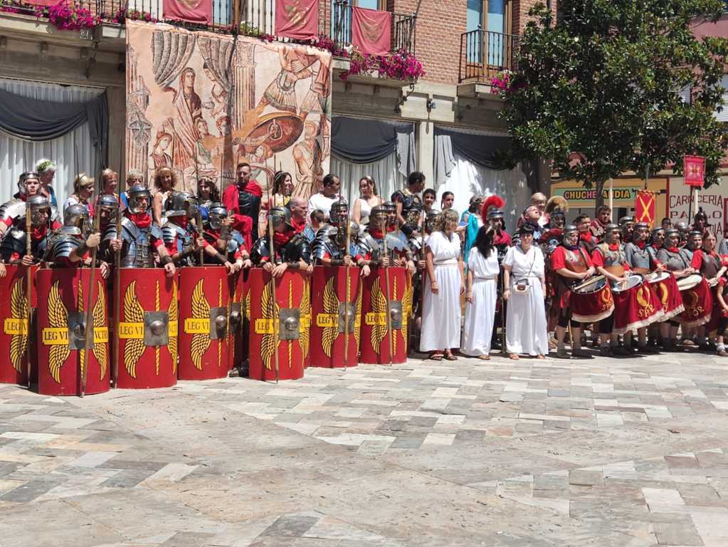 Participantes en el Mercado Romano de Saldaña vestidos con trajes de época