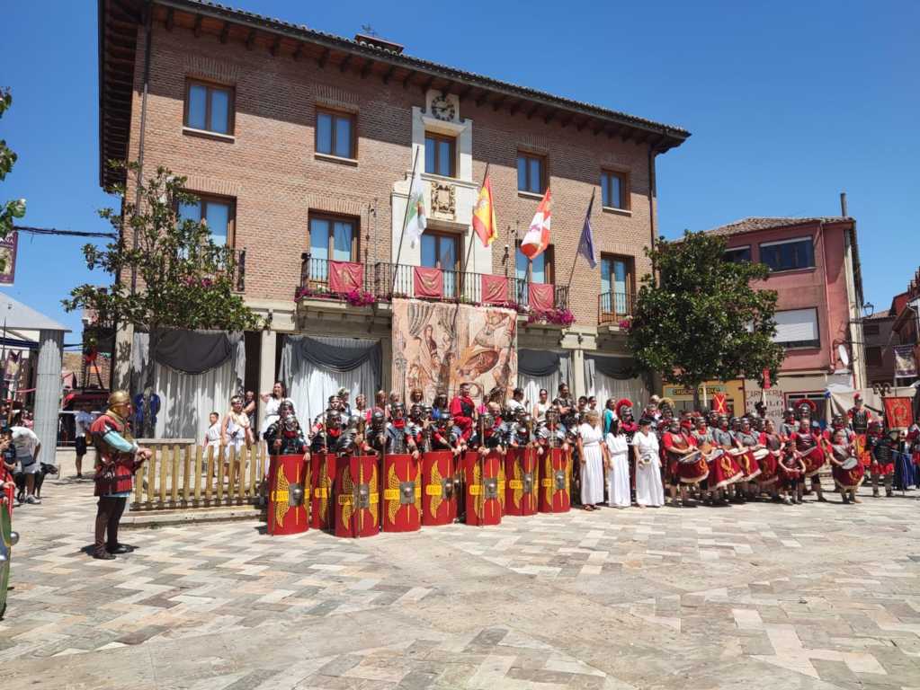 Recreación histórica del Mercado Romano en Saldaña con participantes en vestimenta romana.