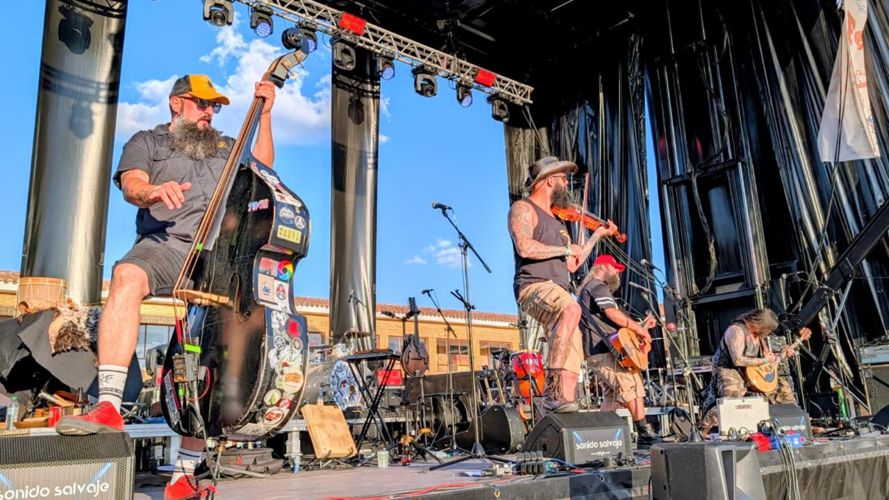 Actuación de la banda Moonshine Wagon en el PipaFest de Villada