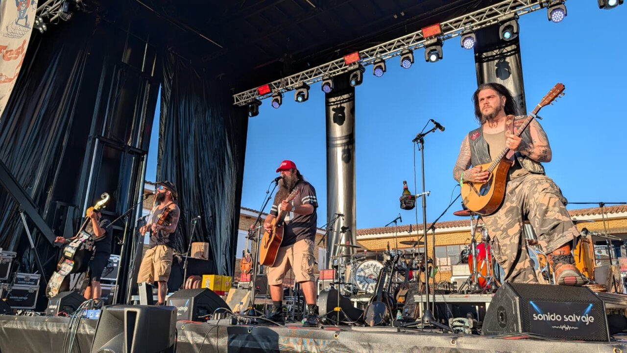 Actuación de la banda Moonshine Wagon en el PipaFest de Villada
