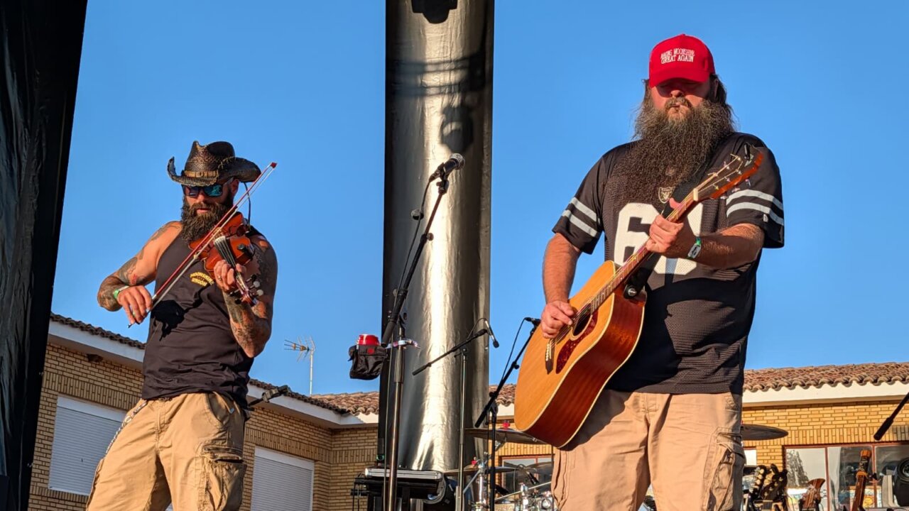 Músicos de la banda Moonshine Wagon actuando en el PipaFest de Villada