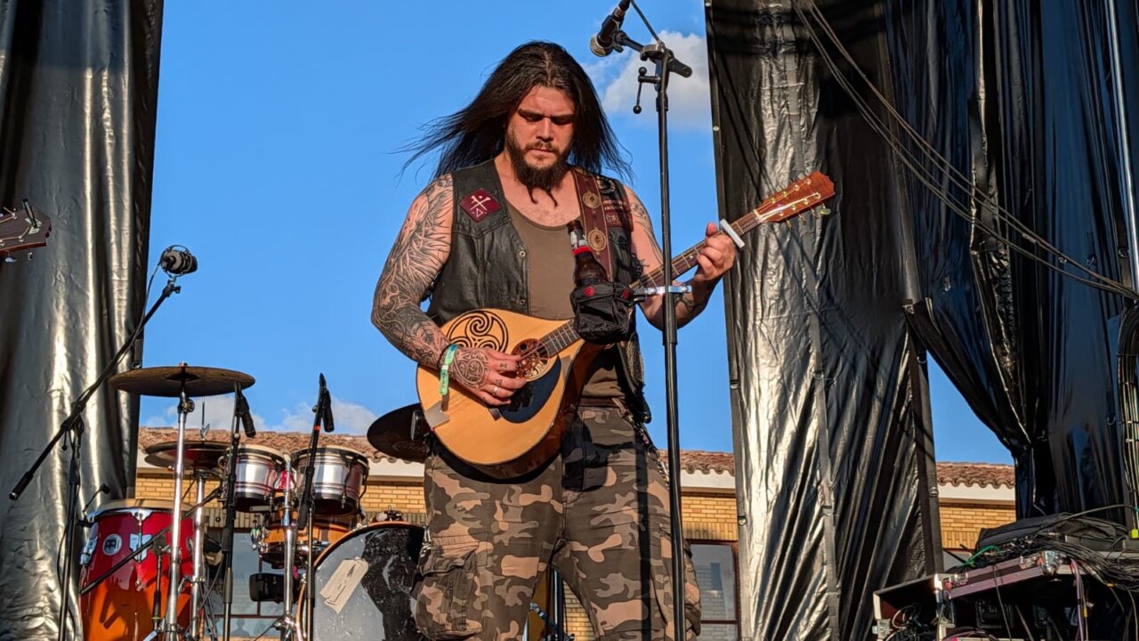 Músico de la banda Moonshine Wagon tocando en el PipaFest de Villada