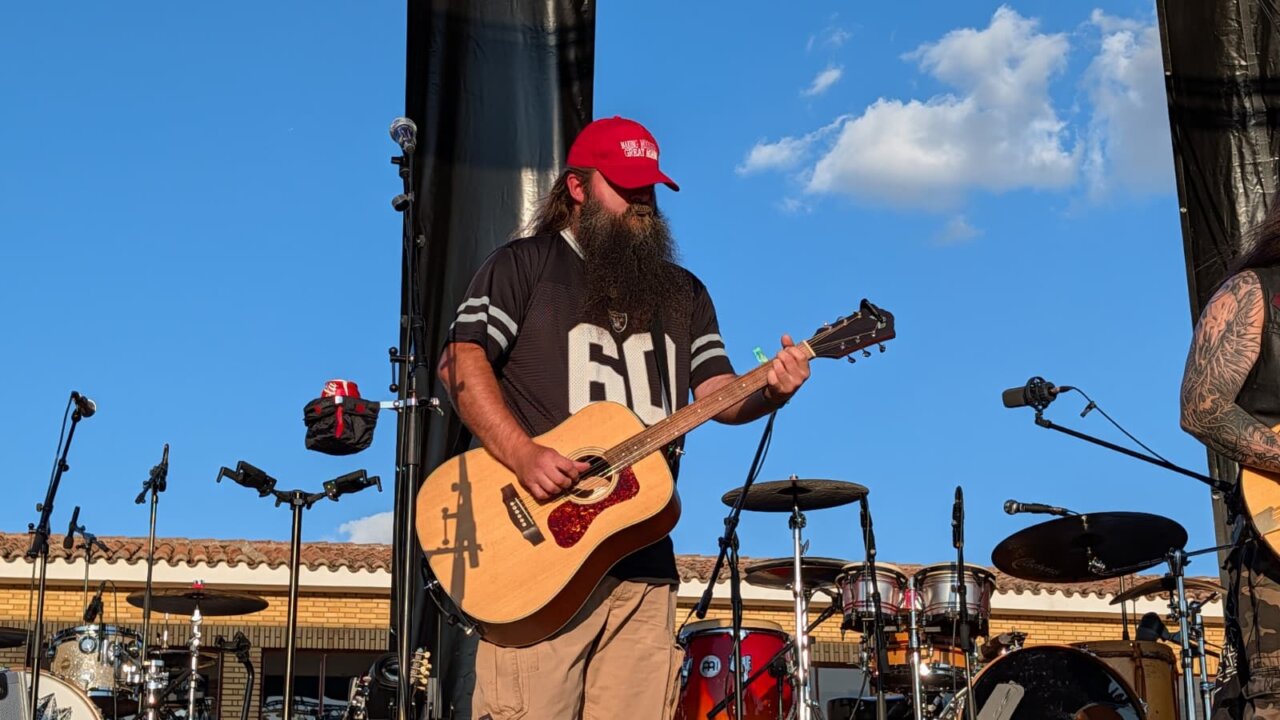Músico de la banda Moonshine Wagon tocando la guitarra en el PipaFest.