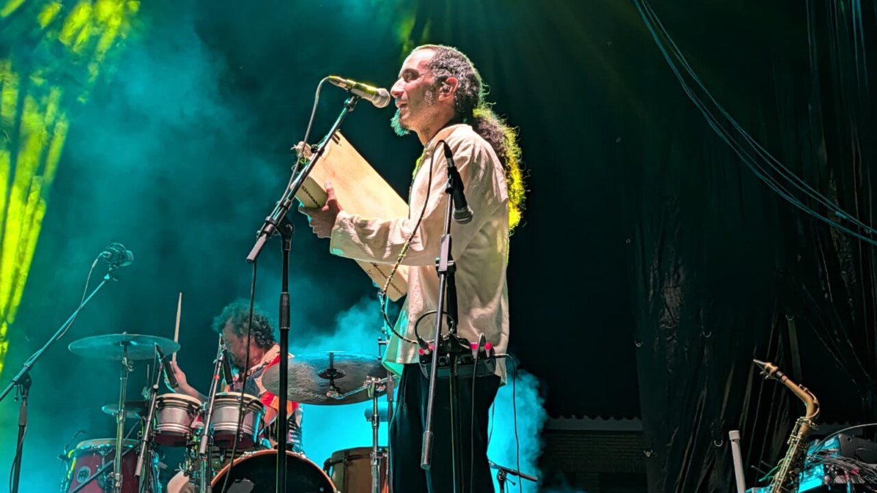 Músico tocando un instrumento en el festival PipaFest en Villada