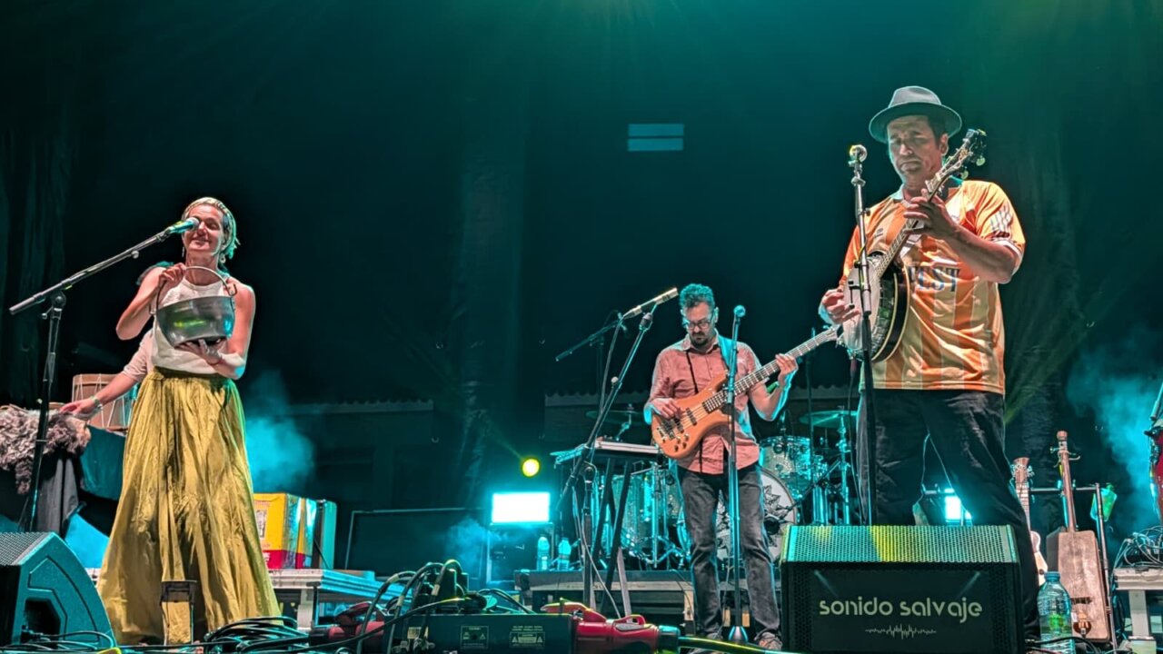 Actuación musical en el PipaFest de Villada con músicos en el escenario.