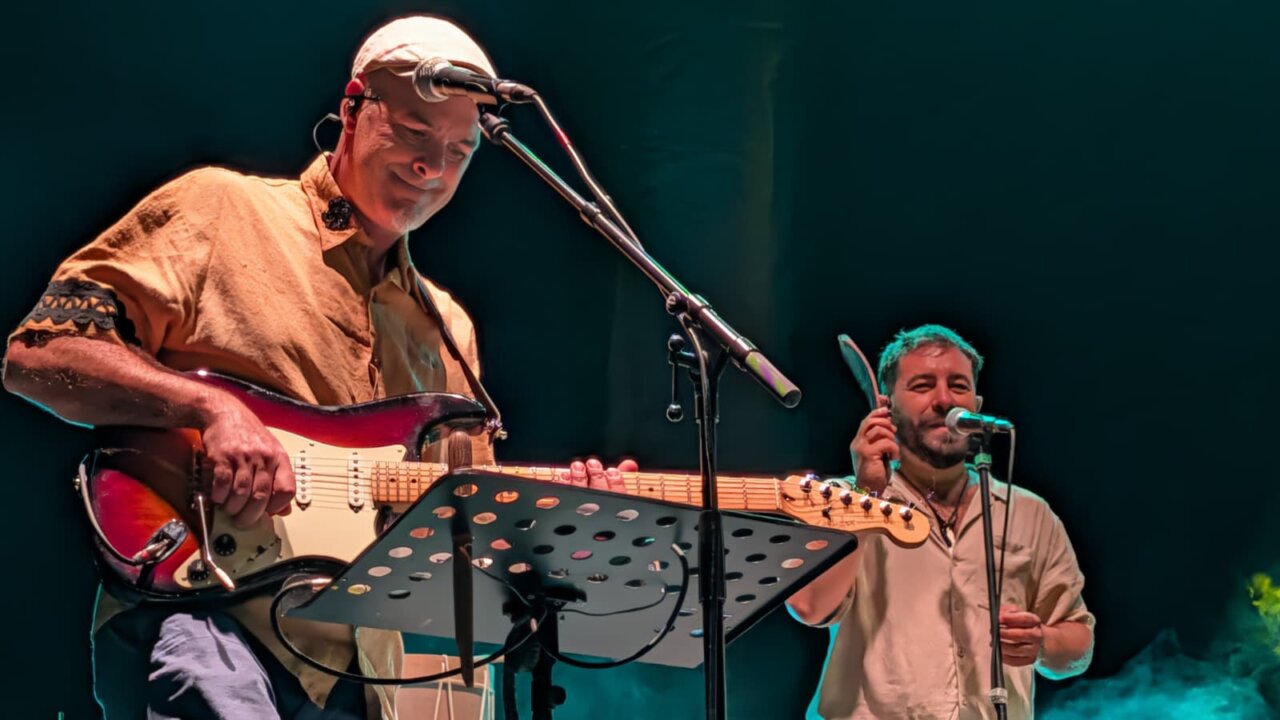 Actuación musical en el PipaFest de Villada con dos músicos en el escenario