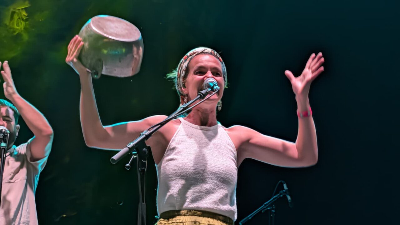 Mujer cantando y tocando un instrumento en el festival PipaFest