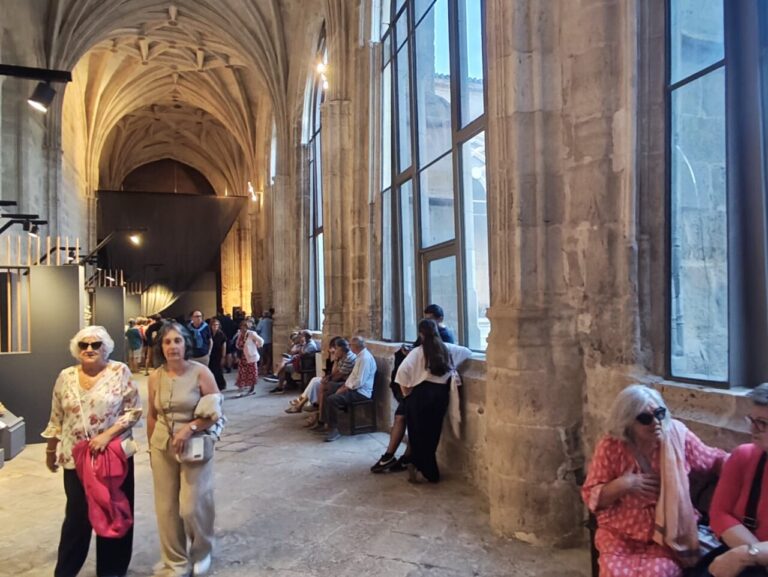 Visitantes en la Sala del Nuncio del Palacio del Obispo durante la Noche Blanca
