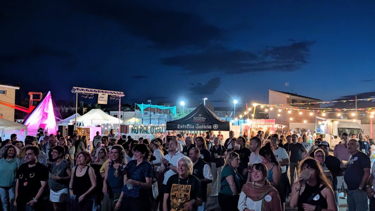Multitud disfrutando de la primera jornada del PipaFest en Villada