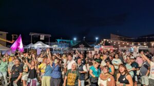 Multitud disfrutando de la música en el PipaFest de Villada