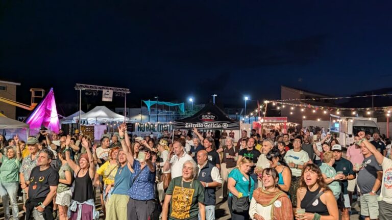 Multitud disfrutando de la música en el PipaFest de Villada