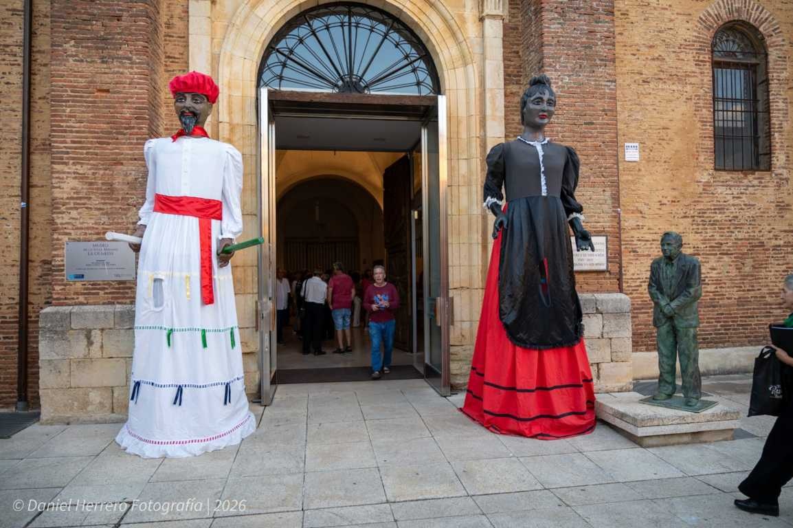Gigantes de folclore tradicional en la entrega del premio cultural en Saldaña