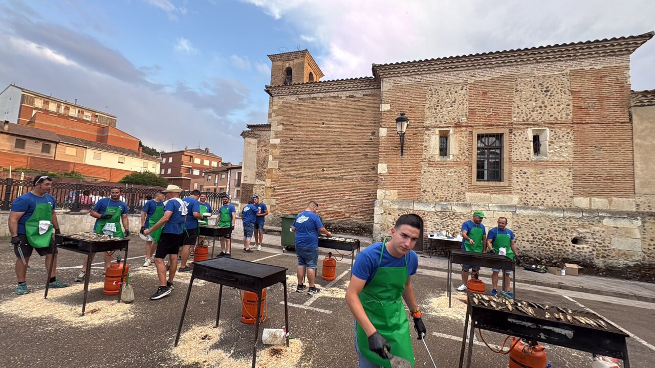 Participantes en la parrillada popular durante las fiestas de San Cristóbal en Saldaña.