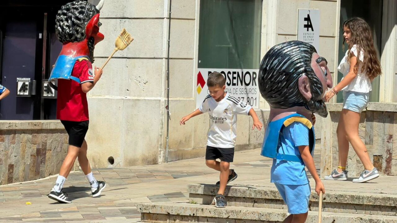 Niños y adultos con cabezudos en las fiestas de San Cristóbal en Saldaña