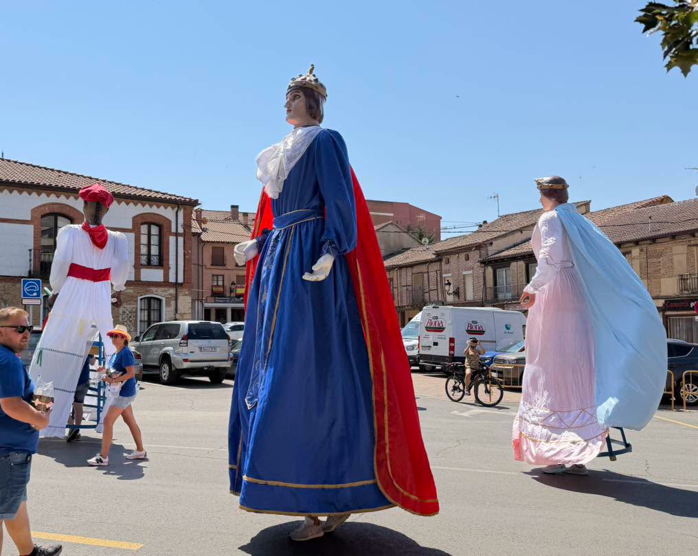 Gigantes y cabezudos desfilan en las fiestas de San Cristóbal en Saldaña