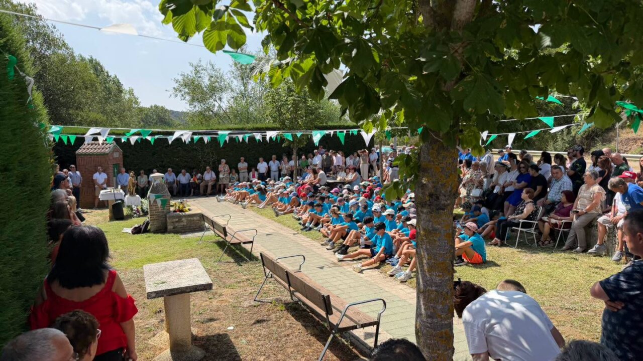 Celebración de las fiestas de San Cristóbal en Saldaña con asistentes y decoraciones