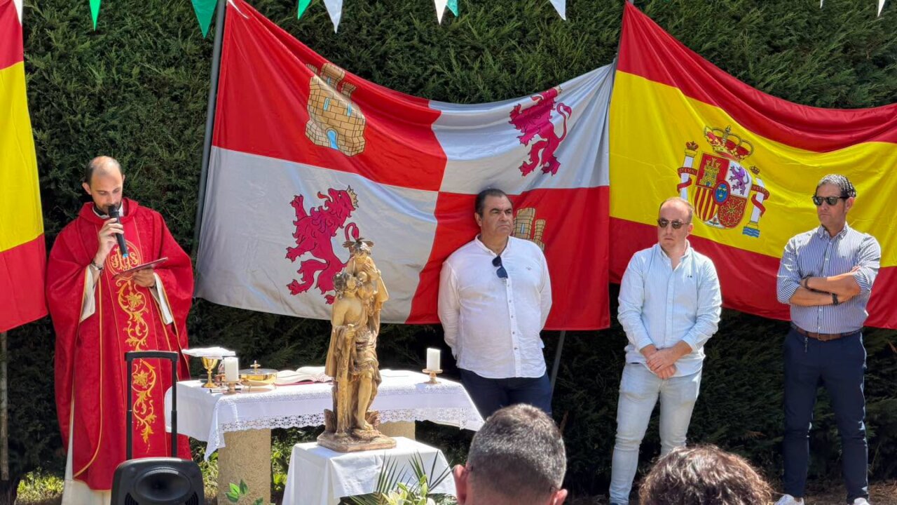 Ceremonia en honor a San Cristóbal con banderas y figuras religiosas